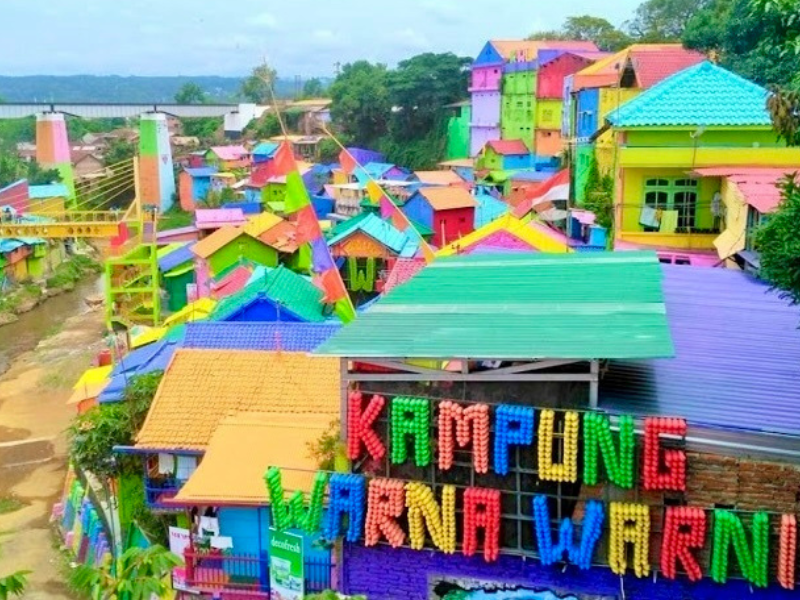 Spots at kampung warna warni
